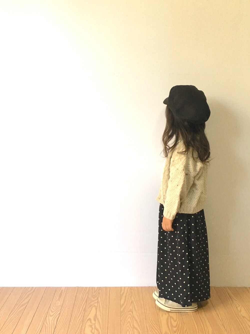 ブラック系のその他パンツ、ブラック系のキャスケット、その他のその他を着用したキッズの秋コーディネートの1枚目の写真