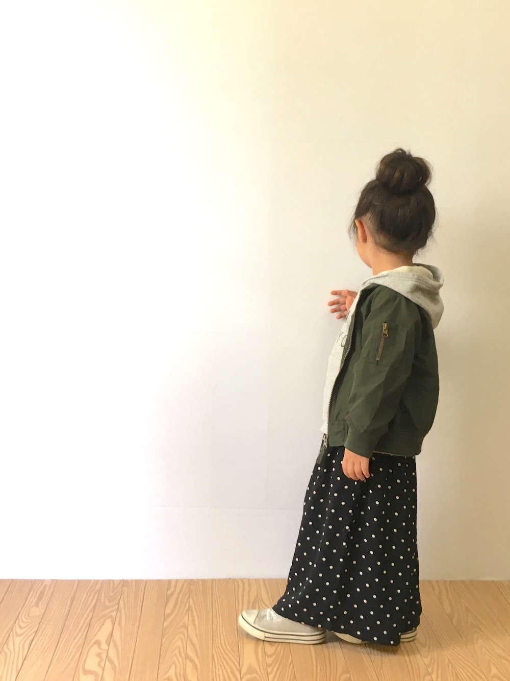 グレー系のパーカー、ブラック系のその他パンツ、グリーン系のMA-1を着用したキッズの秋コーディネートの1枚目の写真