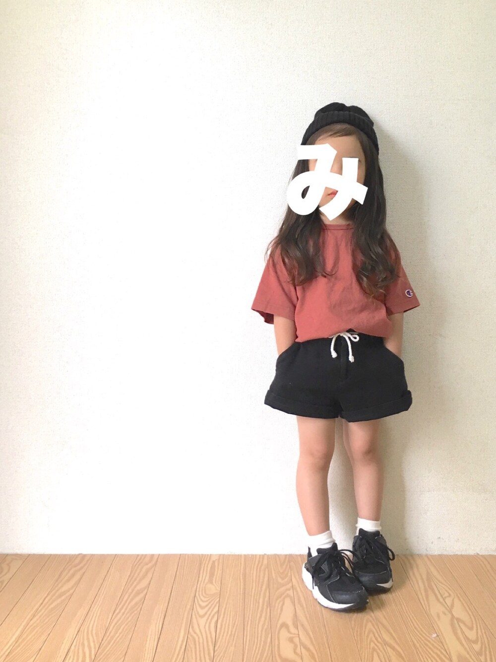 レッド系のTシャツ/カットソー、ブラック系のその他パンツ、ブラック系のスニーカーを着用したキッズの春コーディネートの1枚目の写真