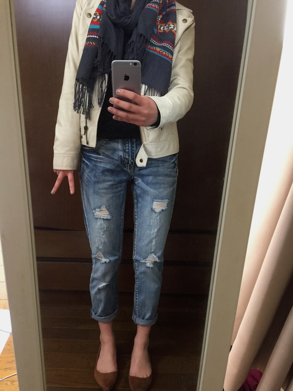 「春コーデ、ジーンズ」｜「BEAMS BOYのアイテム（ストール/ショール、グレー系）」を使った、帆香さん（レディース・161cm）の春コーディネートの1枚目の写真