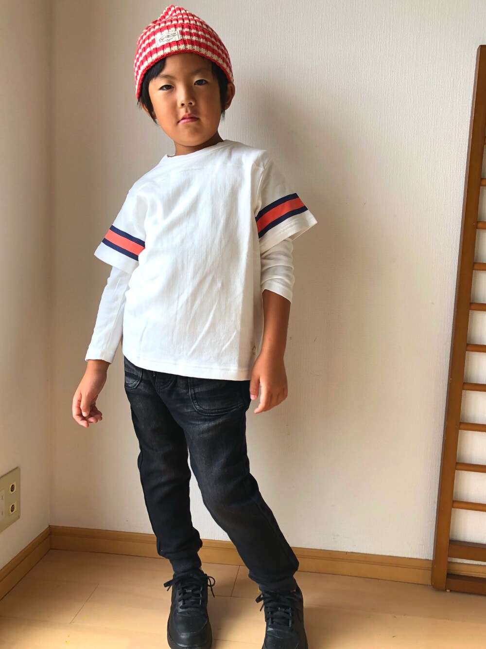 「シンプルコーデ、スニーカー、パンツスタイル、ニット帽、スウェット、デニムパンツ、リラックススタイル、おとこのこ、サルエルパンツ、秋のコーデ」｜「coenの【coen キッズ / ジュニア】フットボールTシャツ18SS(100～150cm)（Tシャツ/カットソー、ホワイト系）」を使った、ネモネモさん（レディース・120cm）の秋コーディネートの1枚目の写真