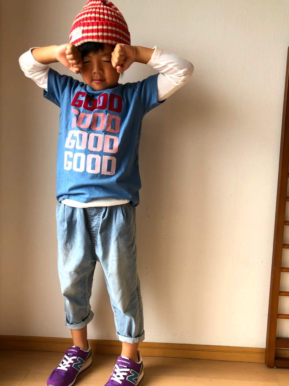 「秋のコーデ、カジュアル、カジュアルコーデ、ブルー、ニット帽、デニム、シンプルコーデ、スニーカー、おとこのこ、サルエルパンツ」｜「Right-onの【MPS】フロッキーグラデプリントTシャツ（Tシャツ/カットソー、ブルー系）」を使った、ネモネモさん（レディース・120cm）の秋コーディネートの1枚目の写真