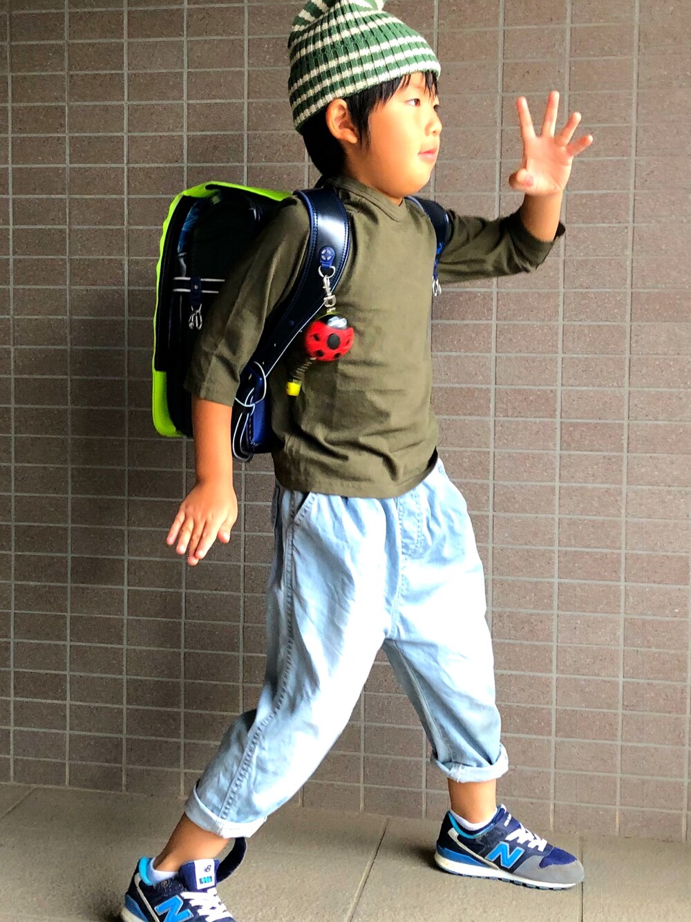 「秋のコーデ、秋コーデ、カジュアル、カジュアルコーデ、男の子、ニット帽、カーキ、デニム、デニムパンツ、サルエルパンツ」｜「RUGGEDWORKSのミニ裏毛無地ラグランロングTシャツ（Tシャツ/カットソー、グリーン系）」を使った、ネモネモさん（レディース・120cm）の秋コーディネートの1枚目の写真