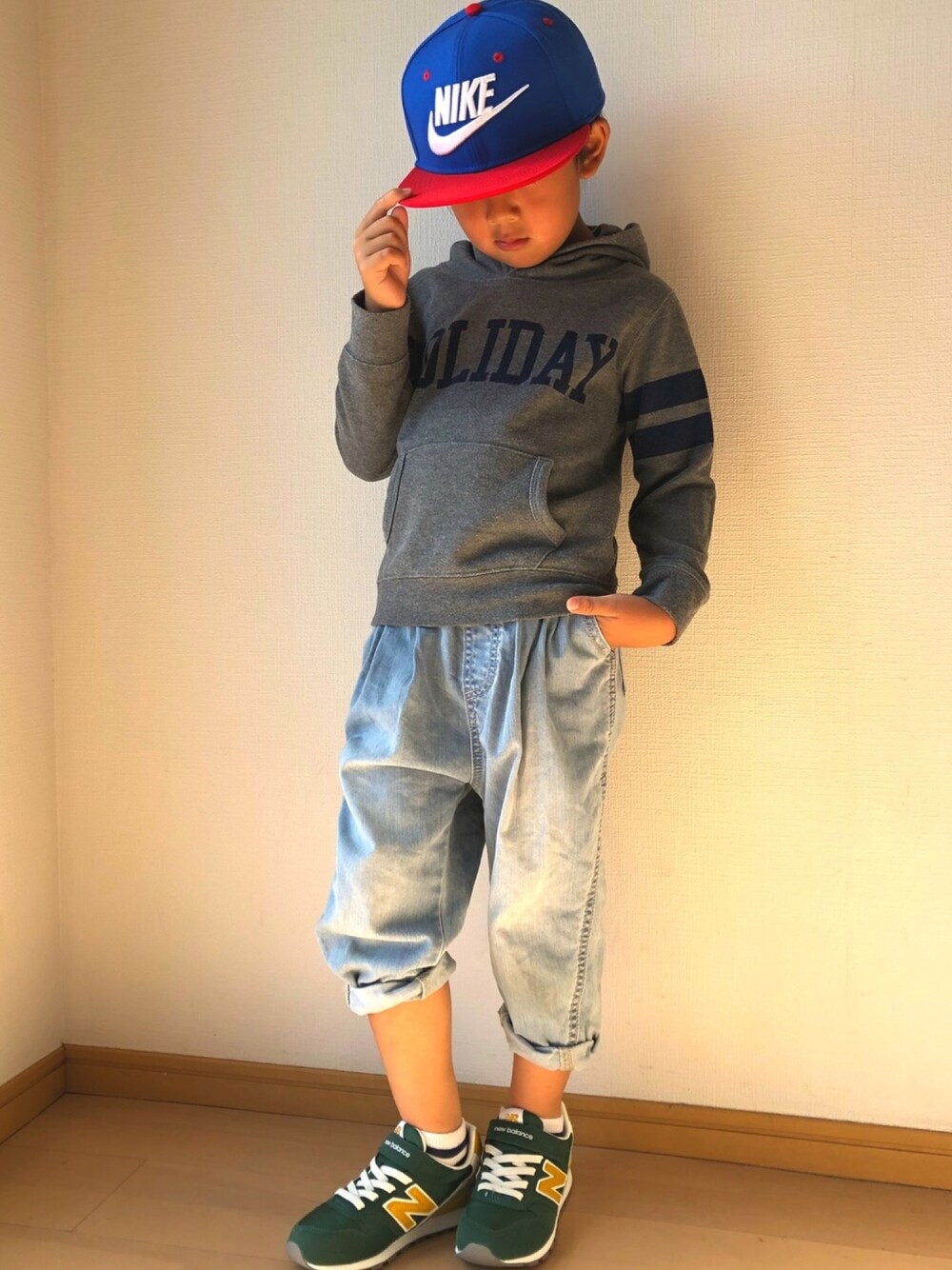 「キッズコーデ、キッズファッション、カジュアル、カジュアルコーデ、デニムパンツ、スポーツミックス、ストリート、男の子、おとこのこ、キャップ」｜「Right-onの【MPS】ソデラインパーカー（パーカー、グレー系）」を使った、ネモネモさん（キッズ・120cm）の秋コーディネートの1枚目の写真