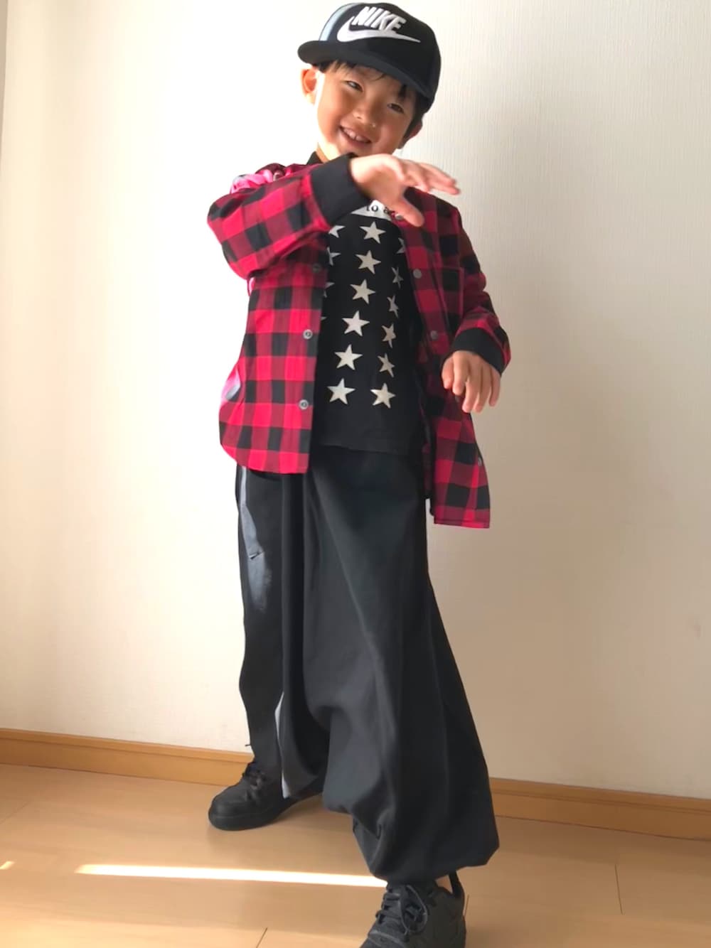 レッド系のシャツ/ブラウス、ブラック系のTシャツ/カットソー、ブラック系のスウェットパンツを着用したキッズの秋コーディネートの1枚目の写真