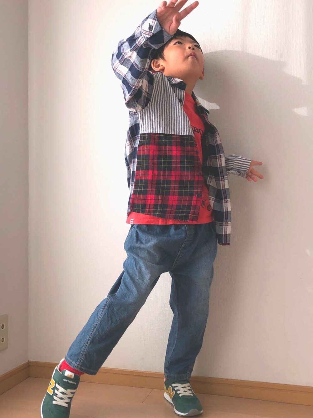 「キッズコーデ、キッズファッション、男の子、おとこのこ、カジュアル、カジュアルコーデ、スポーツミックス、チェックシャツ、デニムパンツ、ナイキ」｜「UNIQLOのBOYS レゴ®グラフィックＴ（半袖）＋（Tシャツ/カットソー、レッド系）」を使った、ネモネモさん（キッズ・120cm）の秋コーディネートの1枚目の写真