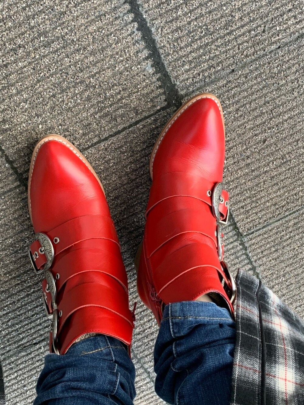 「ジェフリーキャンベル(Jeffrey Campbell)、赤ブーツ、赤い靴、バックルベルト、ウエスタンブーツ、ウエスタン」｜「Jeffrey Campbellの(JEFFREY CAMPBELL FOR ROSE BUD)ベルトショートブーツ（ブーツ、レッド系）」を使った、ますちかさん（レディース・154cm）の秋コーディネートの1枚目の写真
