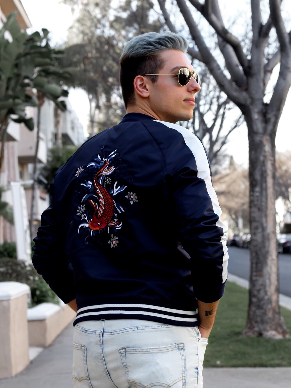 「ootd、outfit、streetstyle、fashionblogger、classic、springstyle、daytonight、casual、fashion、menswear」｜「AMERICAN EAGLE OUTFITTERSのAmerican Eagle Outfitters AE Embroidered Souvenir Jacket（その他、その他）」を使った、Alex & Mikeさん（メンズ・180cm）の春コーディネートの1枚目の写真