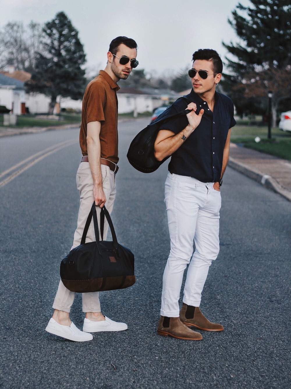 「summer、blogger」｜「rag & boneのRag & bone Button-Down Collar Striped Cotton Shirt（シャツ/ブラウス、ブルー系）」を使った、Alex & Mikeさん（メンズ・180cm）の夏コーディネートの1枚目の写真