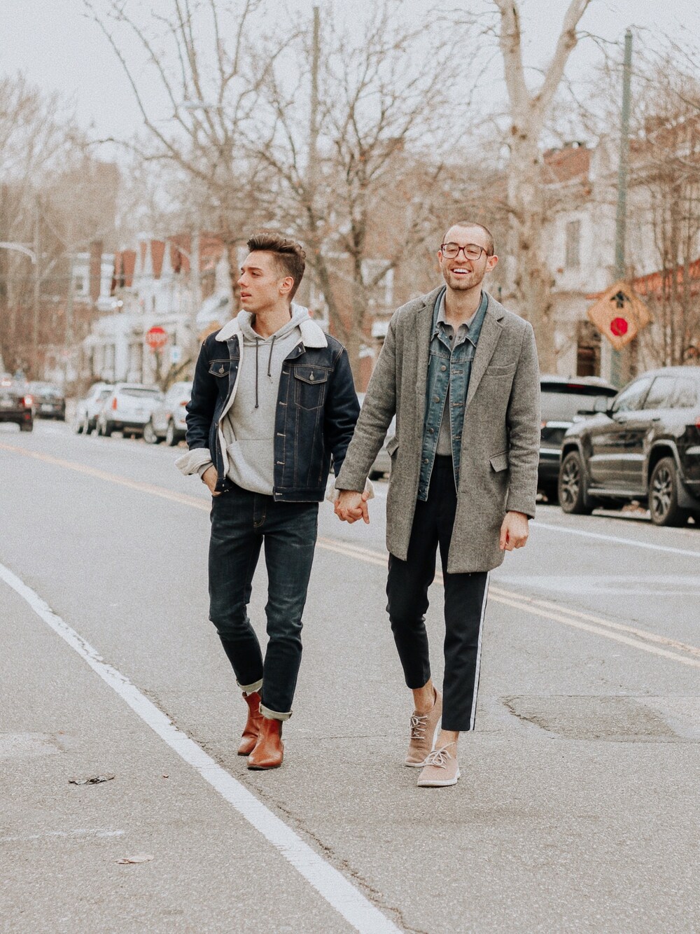 「denimjacket、denim、blogger、mensstyle、mensfashion、couple、streetstyle」｜「PRIMARKのアイテム（デニムジャケット、ブルー系）」を使った、Alex & Mikeさん（メンズ・180cm）の冬コーディネートの1枚目の写真