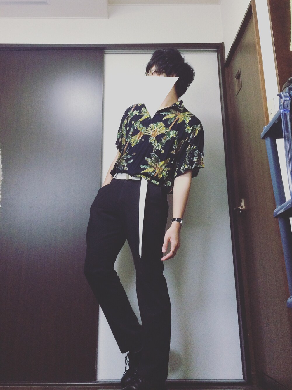 「革靴、Dr.Martens、柄シャツ、開襟シャツ、オープンカラーシャツ、ガチャベルト、柄シャツコーデ、夏コーデ、今日のコーデ、ファッション」｜「usedのアイテム（シャツ/ブラウス、ブラック系）」を使った、みっきー。さん（メンズ・173cm）の夏コーディネートの1枚目の写真