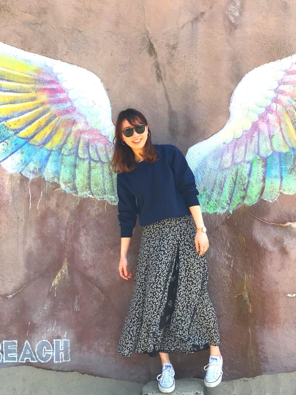 「スニーカーコーデ、糸島、羽根、花柄、スウェット、おしゃれさんと繋がりたい」｜「GUのアイテム（スウェット、ブルー系）」を使った、moe...さん（レディース・161cm）の春コーディネートの1枚目の写真