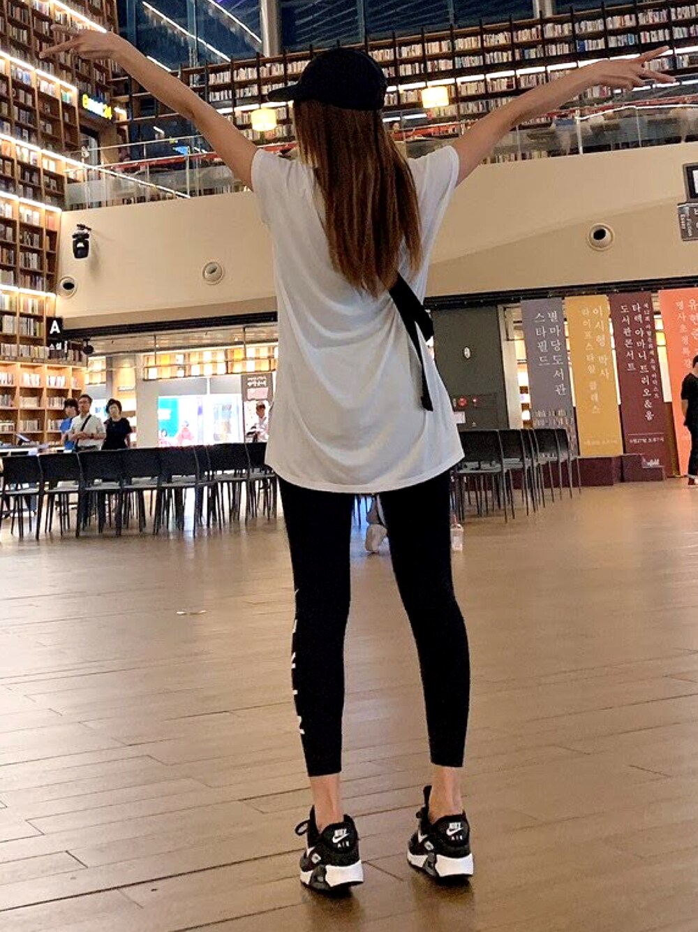 「CECIL McBEEの16.SS ベーシックＶネックＴＯＰＳ（Tシャツ/カットソー、ホワイト系）」を使った、...piさん（レディース・157cm）の夏コーディネートの1枚目の写真