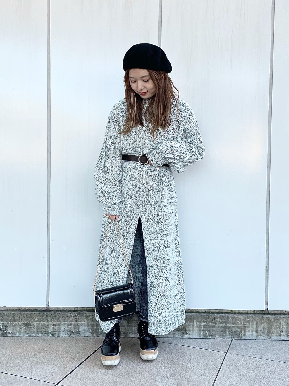 「休日スタイル、大人カジュアル、楽チンコーデ、ワンピース、ニットワンピース、ベレー帽、シンプル、PAGEBOY、デニム、低身長」｜「PAGEBOYのアイテム（ワンピース/ドレス、グレー系）」を使った、emiri0712さん（レディース・147cm）の冬コーディネートの1枚目の写真