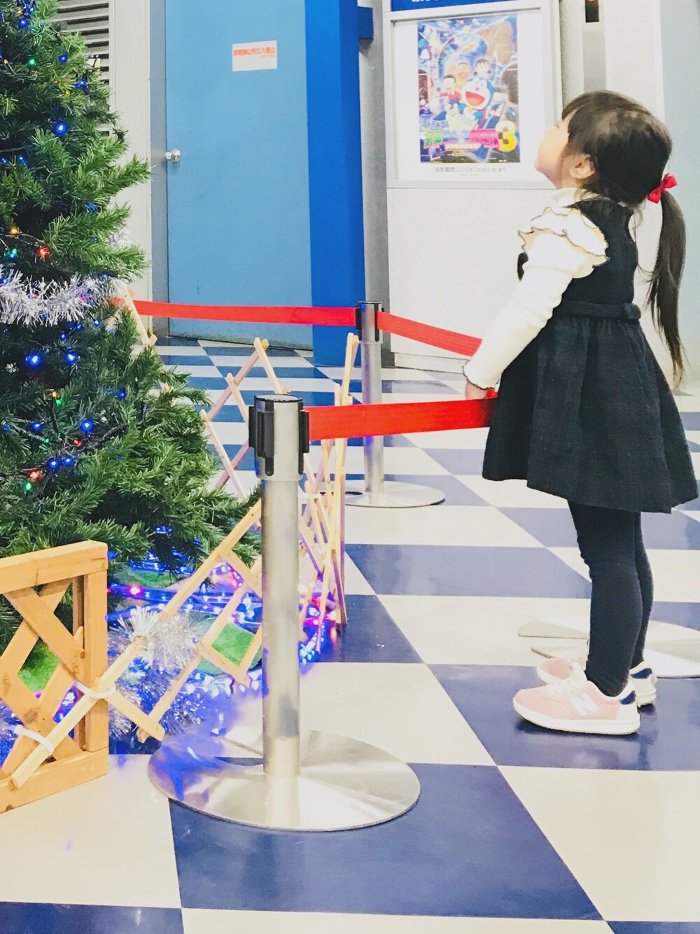 「クリスマス、冬コーデ、ワンピース」｜「NEW BALANCEのKT300（スニーカー、ピンク系）」を使った、みい。さん（キッズ・90cm）の冬コーディネートの1枚目の写真