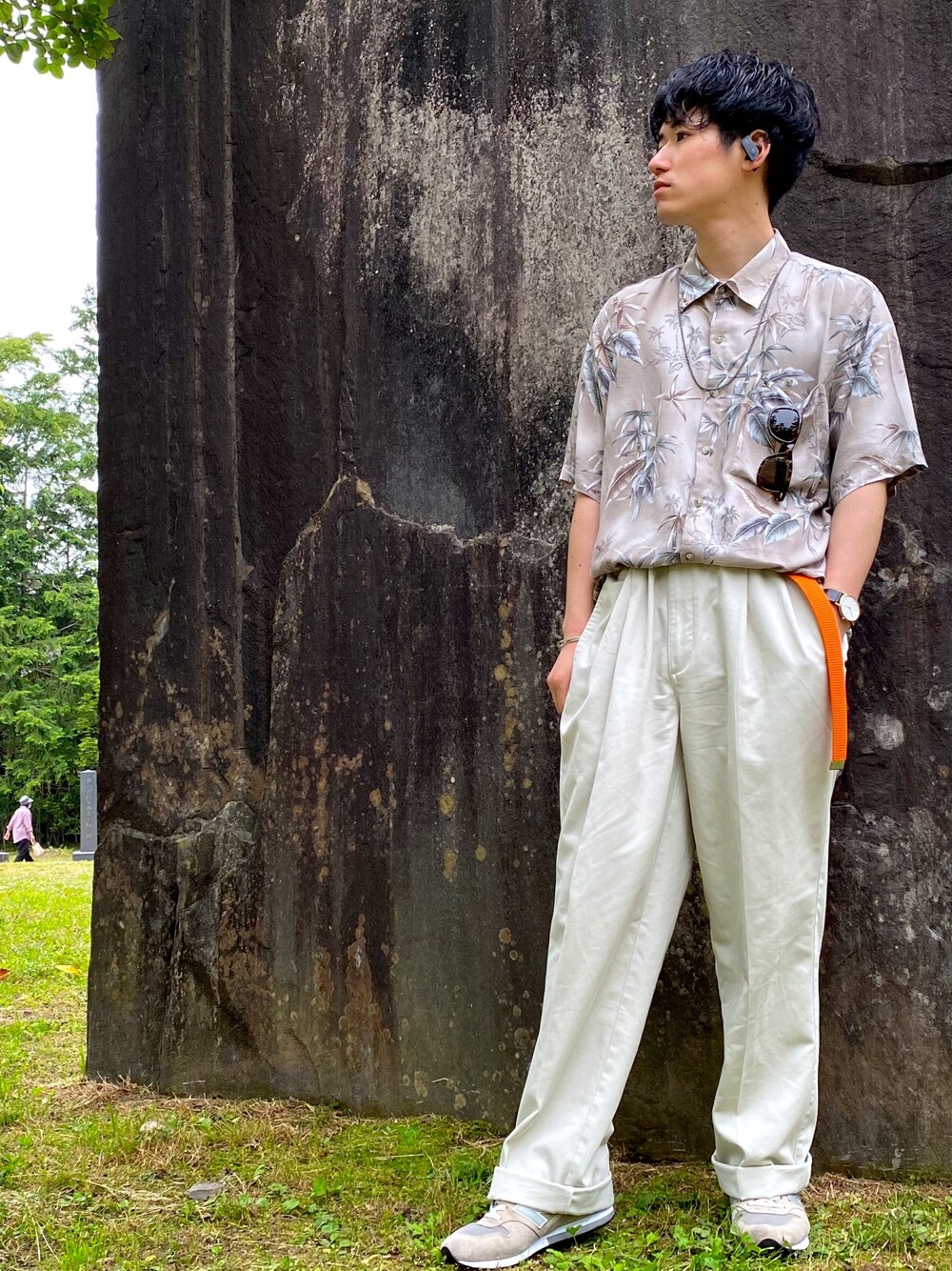 ホワイト系のパンツ、グレー系のシャツ/ブラウス、グレー系のスニーカーを着用したメンズの夏コーディネートの1枚目の写真