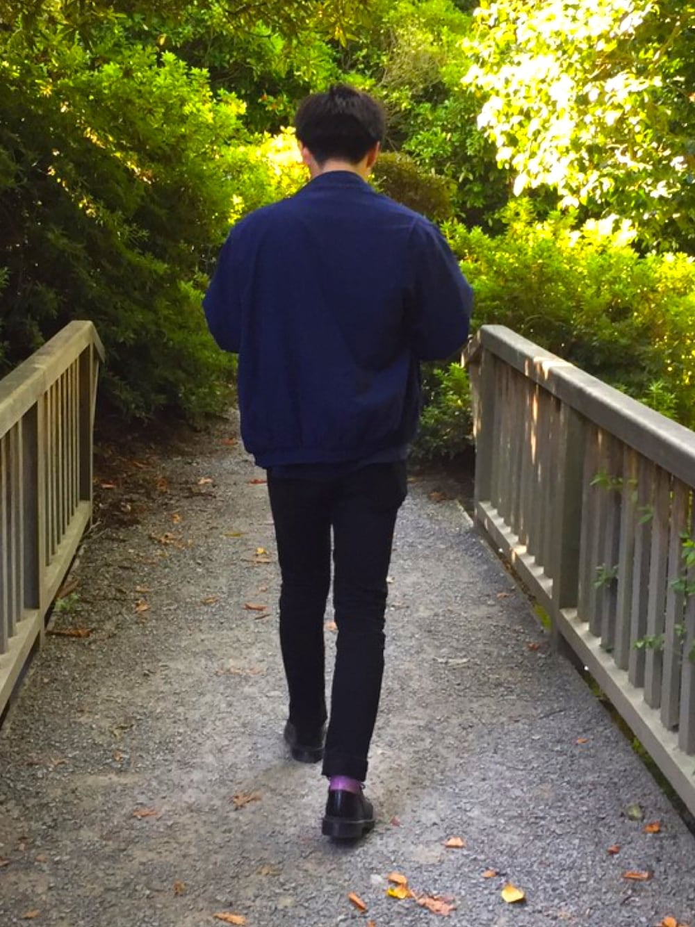 ブルー系のその他アウター、ブラック系のブーツ、ブラック系のパンツを着用したメンズの冬コーディネートの1枚目の写真