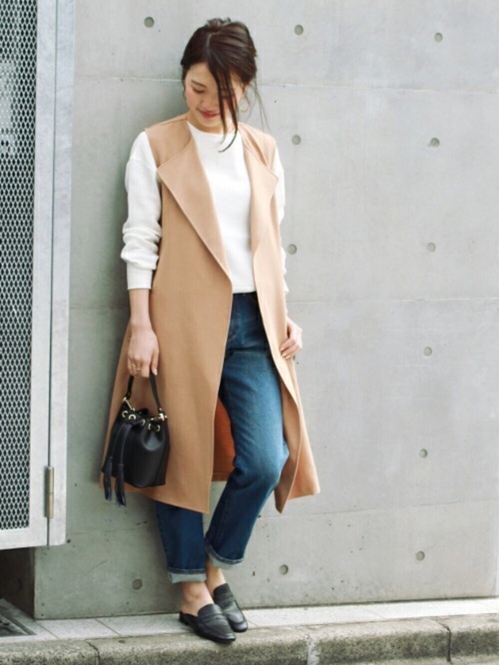「デニム、アウター、トレンド、ベージュ、ロングコート、大人カジュアル、春コーデ、JOURNAL STANDARD relume、relume、ロングジレ」｜「JOURNAL STANDARD relumeのサップクロス3WAYジレコート# （その他アウター、ベージュ系）」を使った、masu*さん（レディース・160cm）の春コーディネートの1枚目の写真