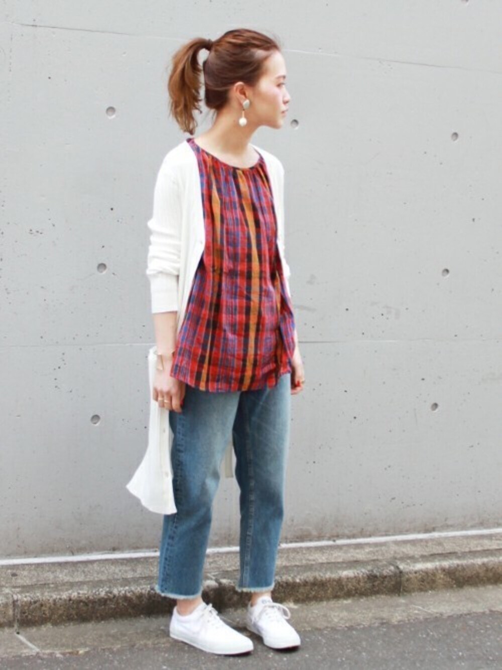 レッド系のシャツ/ブラウス、ブルー系のデニムパンツ、ホワイト系のカーディガン/ボレロを着用したレディースの夏コーディネートの1枚目の写真