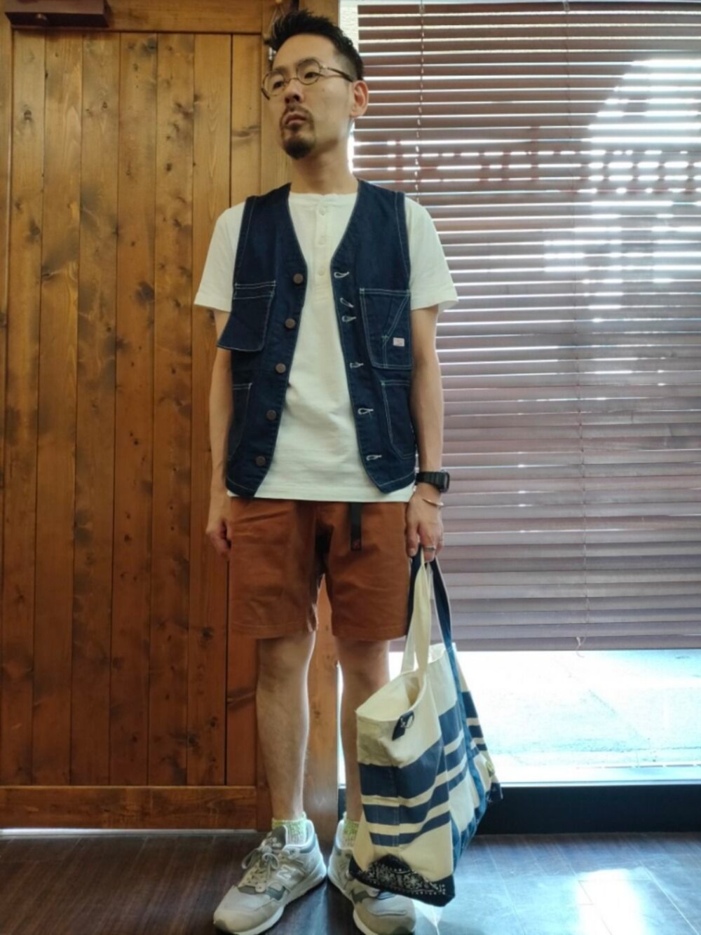 「デニムベスト、白Tシャツ、短パン、ショートパンツ、トートバッグ、スニーカー、低身長、アメカジ、夏コーデ、メガネ男子」｜「NEW BALANCEのNew Balance M1530GL (GRAY)（スニーカー、グレー系）」を使った、髪切りおじさん。さん（メンズ・165cm）の夏コーディネートの1枚目の写真