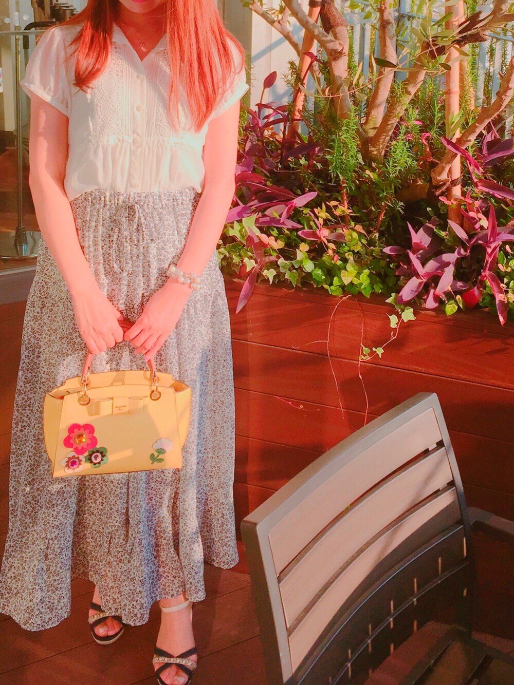 「STG、Samantha Vega、小花柄スカート、ロングスカート、イエローバッグ、白ブラウス、小さめバッグ、花柄コーデ、サマンサベガ、さわやかコーデ」｜「SAMANTHAVEGAのアイテム（ハンドバッグ、イエロー系）」を使った、サマンサベガららぽーと海老名さん（レディース・157cm）の夏コーディネートの1枚目の写真