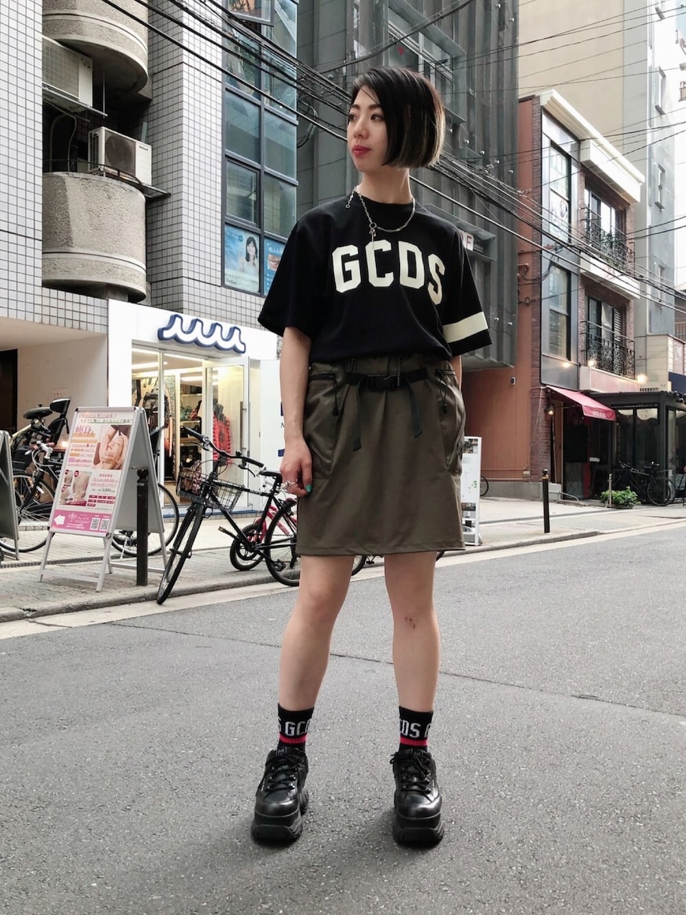 「カジュアル、ストリートMIX、夏、スカート、ナイロンスカート、GCDS、スポーツミックス、ROYAL FLASH、カジュアルコーデ、スニーカーコーデ」｜「JUSTINE CLENQUETのJUSTINE CLENQUET/ジュスティーヌ・クランケ/Haiden necklace（ネックレス、シルバー系）」を使った、なべさん（レディース・160cm）の夏コーディネートの1枚目の写真