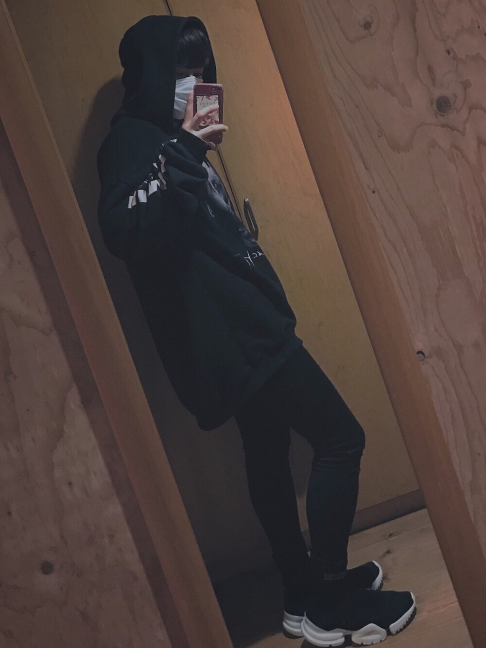「reebok、sockrunner、vetements、rammstein、ストリート、韓国ファッション、ビッグシルエット、ootd、黒コーデ、スキニー」｜「VETEMENTSのアイテム（パーカー、ブラック系）」を使った、ピヨ助さん（メンズ・162cm）の春コーディネートの1枚目の写真