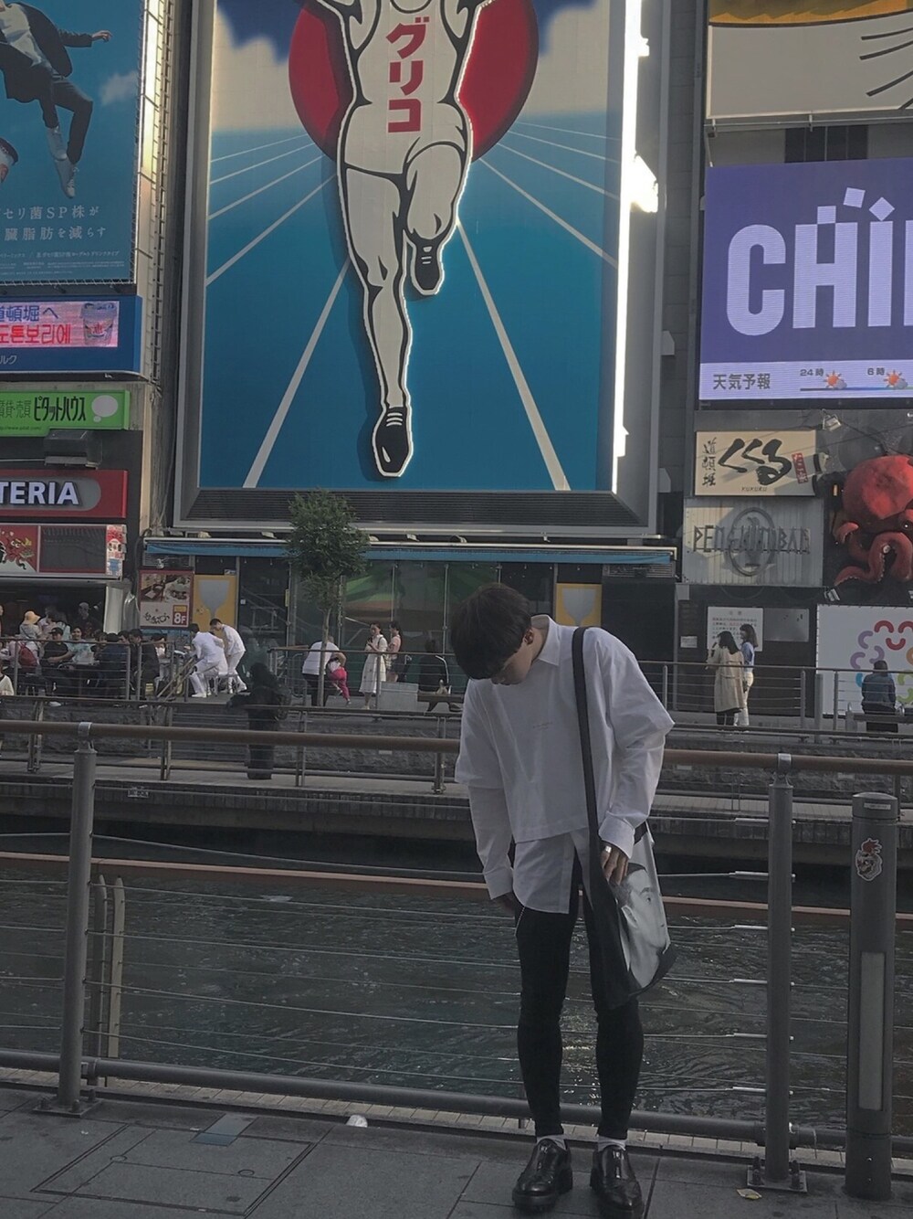 「AcneStudios、RAF SIMONS、PRADA、ootd、スキニーデニム、モノトーンコーデ、ウォレットチェーン、クロップドトップス、大学生」｜「Acne StudiosのACNE STUDIOS Logo-print cotton-jersey T-shirt（Tシャツ/カットソー、ホワイト系）」を使った、ピヨ助さん（メンズ・162cm）の春コーディネートの1枚目の写真