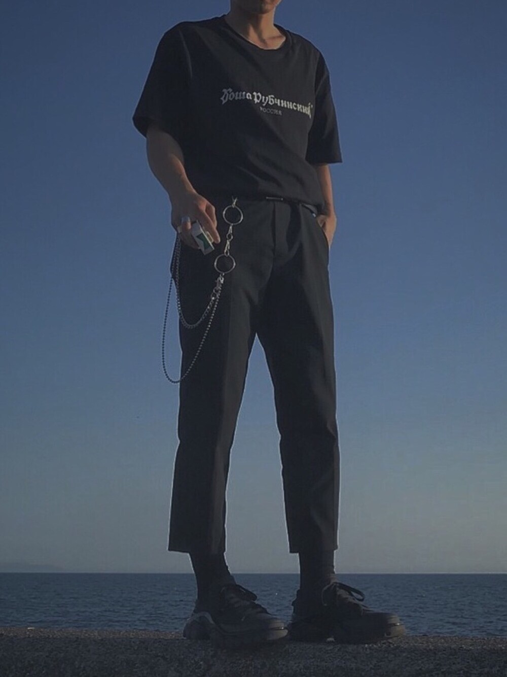 「春コーデ、ブラックコーデ、gosharubchinskiy、RAF SIMONS、rafsimons×adidas、ootd、カジュアルコーデ、UNIQLO、ウォレットチェーン、Tシャツ」｜「Gosha RubchinskiyのGOSHA RUBCHINSKIY(ゴーシャ ラブチンスキー) LOGO TEE（Tシャツ/カットソー、ブラック系）」を使った、ピヨ助さん（メンズ・162cm）の夏コーディネートの1枚目の写真