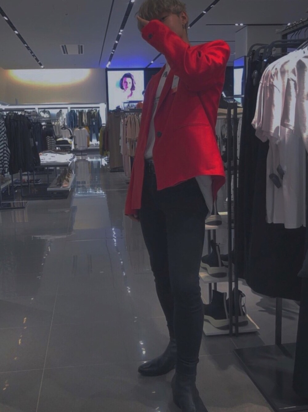 「ジャケットスタイル、RAF SIMONS、LAD MUSICIAN、黒スキニー、ヒールブーツ、ZARA、シンプルコーデ、シンプル、カジュアルコーデ、ブラック」｜「ZARAのアイテム（テーラードジャケット、レッド系）」を使った、ピヨ助さん（メンズ・162cm）の夏コーディネートの1枚目の写真