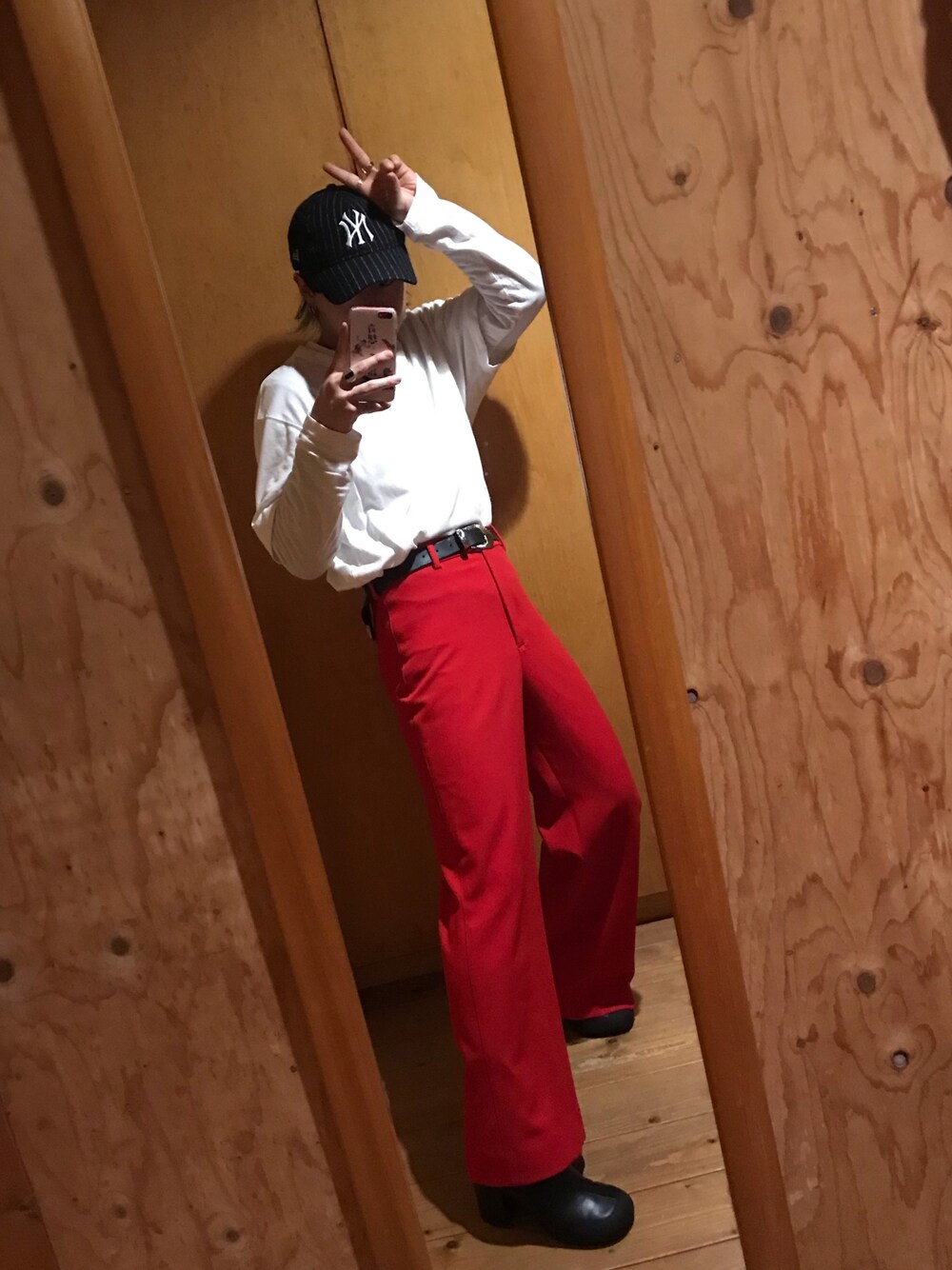 「NEW ERA、UNIQLO、GU、ZARA、Random Identities、赤パンツ、韓国ファッション、シンプルコーデ、レイヤードスタイル、ウエスタンベルト」｜「random identitiesのアイテム（ブーツ、ブラック系）」を使った、ピヨ助さん（メンズ・162cm）の春コーディネートの1枚目の写真