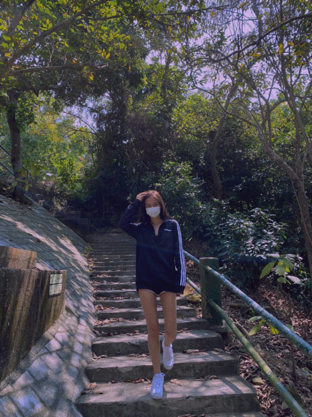 「adidasのアイテム（スタジャン、ブラック系）」を使った、Tracyさん（レディース・168cm）の春コーディネートの1枚目の写真