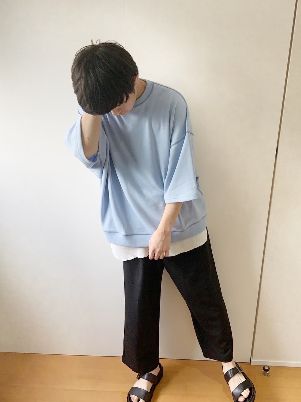 「着回しコーデ、スウェット、ワイドパンツ、きれいめカジュアル、今日のコーデ、夏コーデ、カジュアル、カジュアルコーデ、レイヤードスタイル、お洒落さんとつながりたい」｜「anownの<新色追加>ドルマンスリーブステッチ配色ビッグスウェット（半袖）【ファッションインフルエンサー tai×anown 限定コラボ】（Tシャツ/カットソー、ブルー系）」を使った、えるくんさん（メンズ・180cm）の夏コーディネートの1枚目の写真