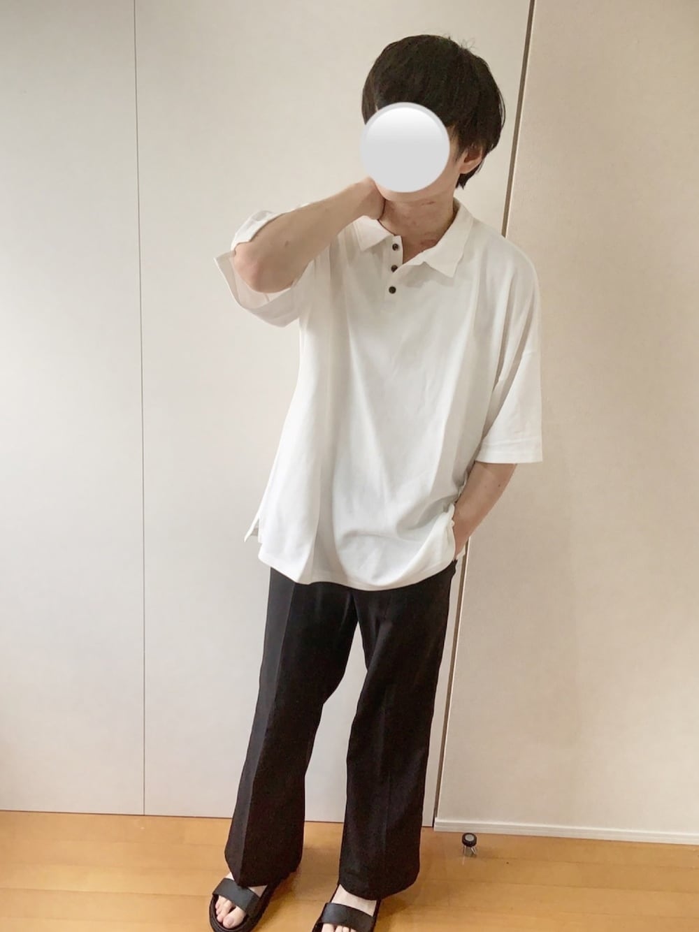 「モノトーン、モノトーンコーデ、ポロシャツ、フレアパンツ、サンダル、着回しコーデ、シンプル、シンプルコーデ、夏コーデ、きれいめカジュアル」｜「BASQUE magentaの【BASQUE -enthusiastic design-】ルーズシルエットドロップショルダーワイドポロシャツ（ポロシャツ、ホワイト系）」を使った、えるくんさん（メンズ・180cm）の夏コーディネートの1枚目の写真