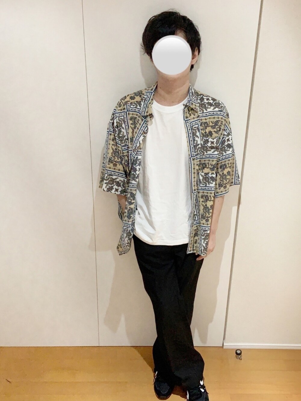 「着回しコーデ、夏コーデ、シンプル、シンプルコーデ、柄シャツ、フレアパンツ、きれいめカジュアル、カジュアル、カジュアルコーデ」｜「kutirの【ウルトラルーズシルエット】バンダナ柄シャツ（シャツ/ブラウス、ホワイト系）」を使った、えるくんさん（メンズ・180cm）の夏コーディネートの1枚目の写真