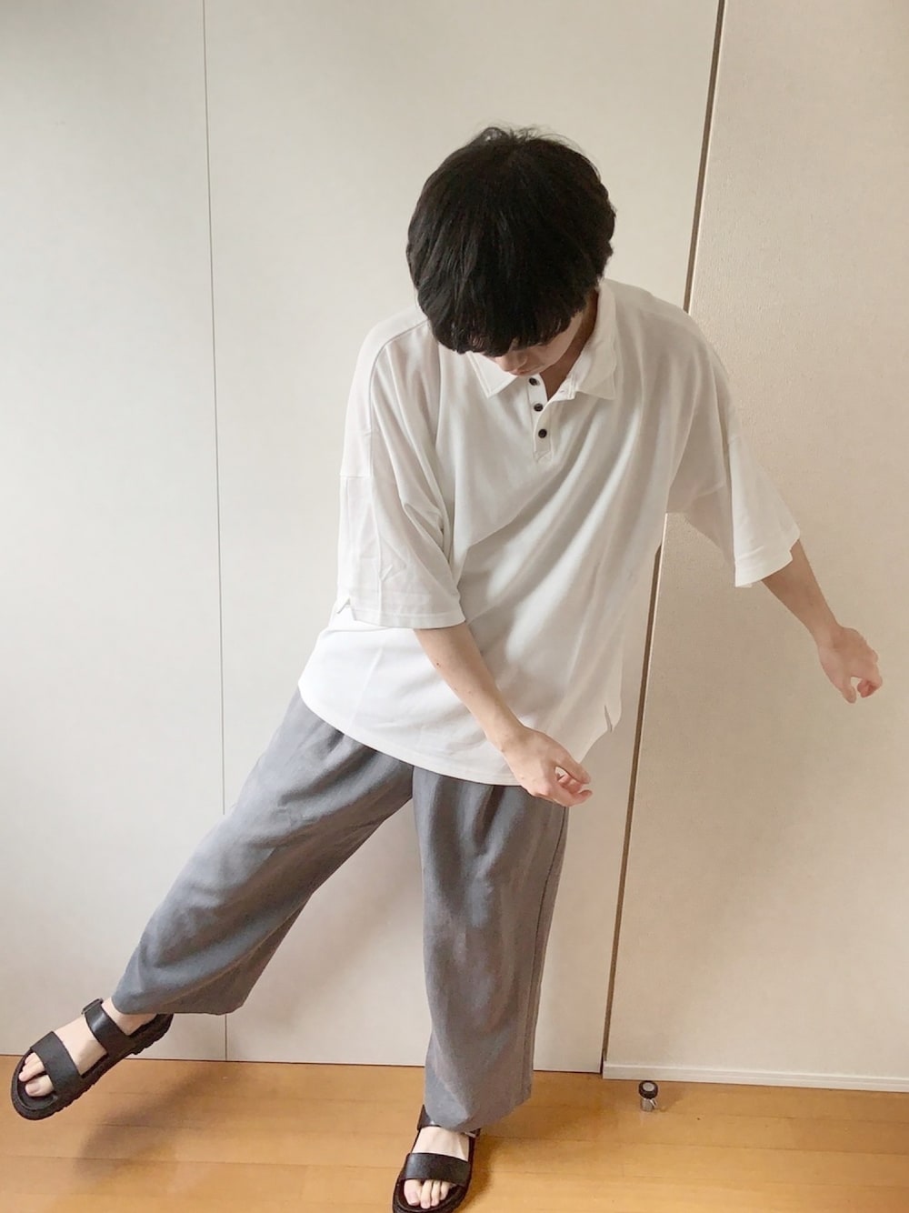 「着回しコーデ、夏コーデ、ワイドパンツ、ポロシャツ、韓国ファッション、モノトーン、モノトーンコーデ、きれいめカジュアル、シンプルコーデ、シンプル」｜「BASQUE magentaの【BASQUE -enthusiastic design-】ルーズシルエットドロップショルダーワイドポロシャツ（ポロシャツ、ホワイト系）」を使った、えるくんさん（メンズ・180cm）の夏コーディネートの1枚目の写真