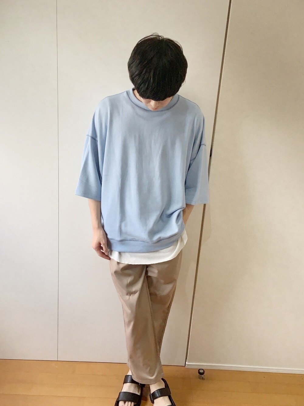 「夏コーデ、着回しコーデ、ビッグシルエット、ビックシルエット、レイヤードスタイル、サンダル、シンプルコーデ、アースカラー、きれいめカジュアル、カジュアル」｜「anownの<新色追加>ドルマンスリーブステッチ配色ビッグスウェット（半袖）【ファッションインフルエンサー tai×anown 限定コラボ】（Tシャツ/カットソー、ブルー系）」を使った、えるくんさん（メンズ・180cm）の夏コーディネートの1枚目の写真