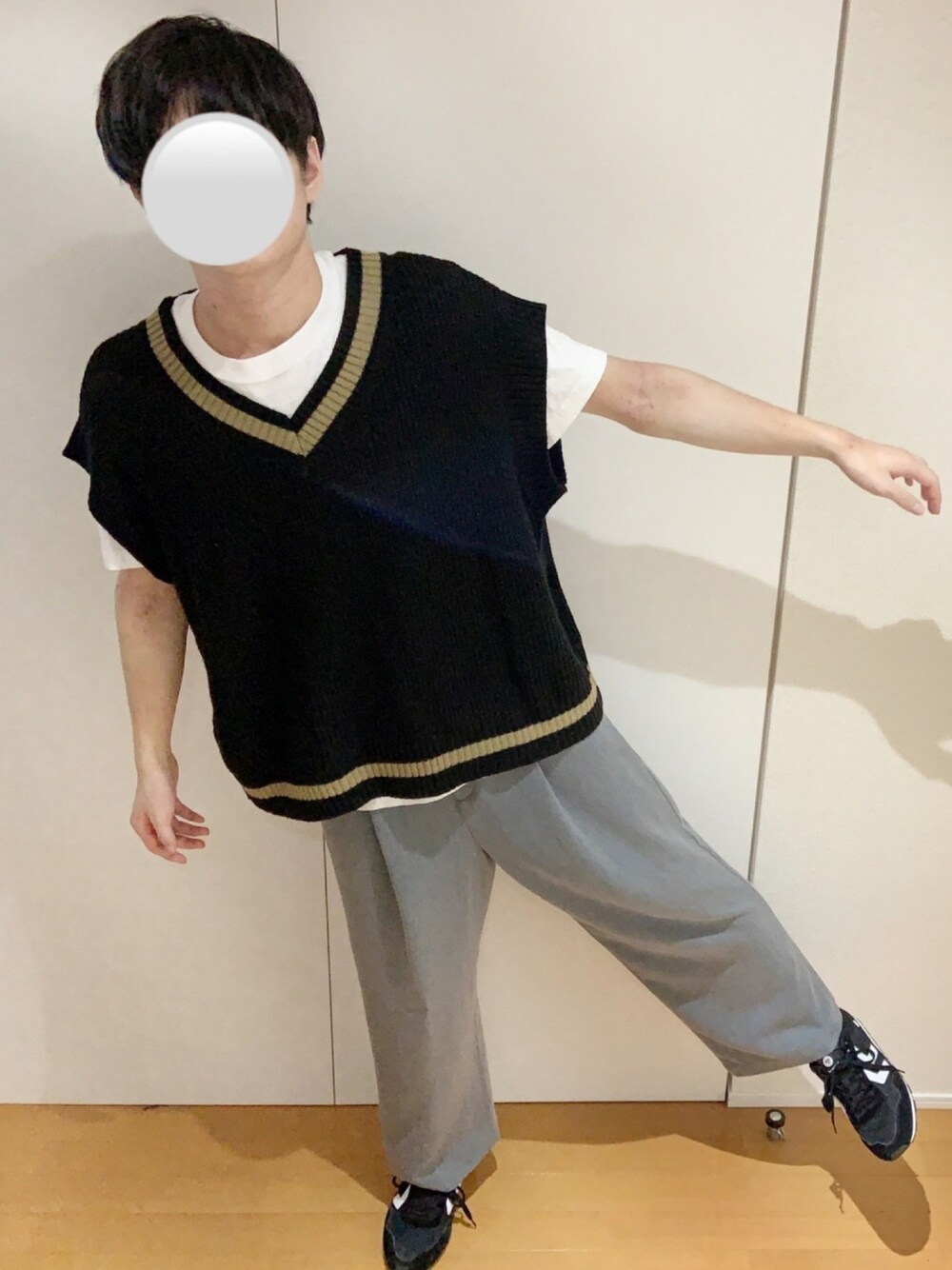 「着回しコーデ、夏コーデ、秋コーデ、シンプル、シンプルコーデ、ニットベスト、ワイドパンツ、きれいめカジュアル、カジュアル、カジュアルコーデ」｜「HANESの【HANES】BEEFY パックTシャツ H5180/ヘインズ/ビーフィー/Tシャツ/無地/ヘビーウェイト/ユニセックス（Tシャツ/カットソー、ホワイト系）」を使った、えるくんさん（メンズ・180cm）の夏コーディネートの1枚目の写真