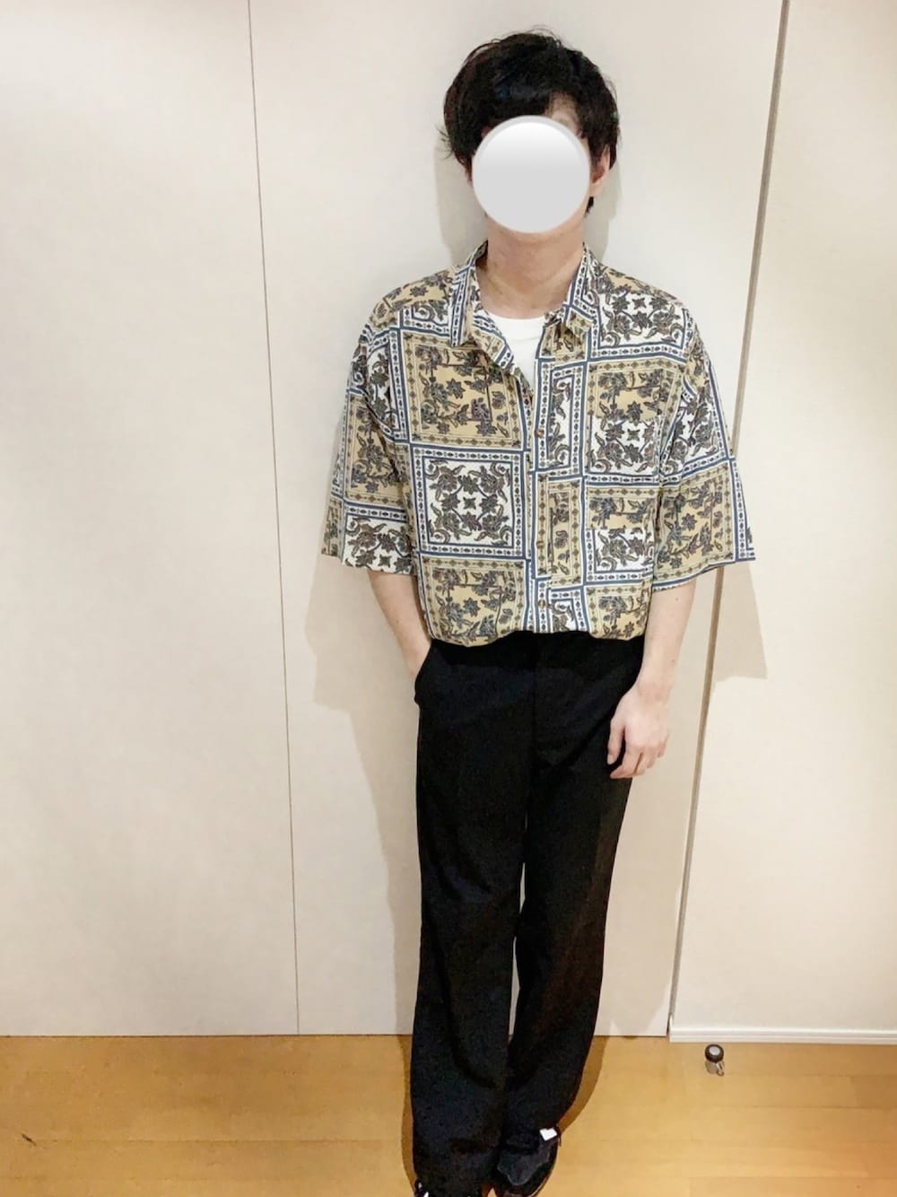 「着回しコーデ、夏コーデ、今日のコーデ、シンプル、シンプルコーデ、きれいめカジュアル、バンダナ、シャツスタイル、テーパードパンツ、スニーカー」｜「kutirの【ウルトラルーズシルエット】バンダナ柄シャツ（シャツ/ブラウス、ホワイト系）」を使った、えるくんさん（メンズ・180cm）の夏コーディネートの1枚目の写真