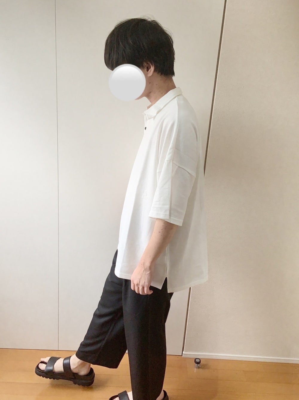 「着回しコーデ、夏コーデ、シンプルコーデ、ポロシャツ、ワイドパンツ、モノトーン、モノトーンコーデ、サンダル、リラックススタイル、シンプル」｜「BASQUE magentaの【BASQUE -enthusiastic design-】ルーズシルエットドロップショルダーワイドポロシャツ（ポロシャツ、ホワイト系）」を使った、えるくんさん（メンズ・180cm）の夏コーディネートの1枚目の写真