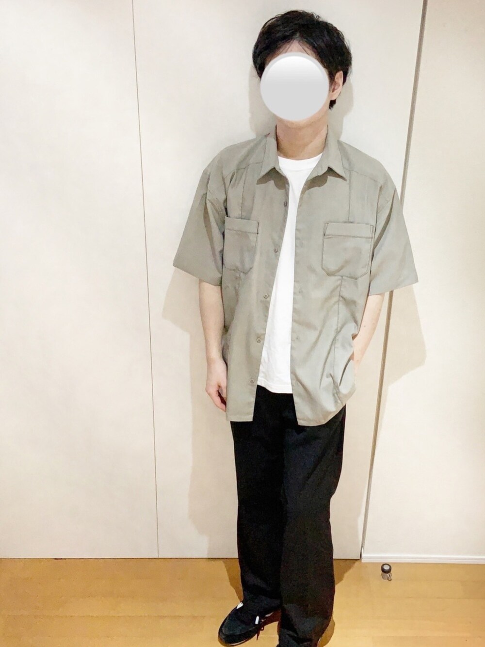 「着回しコーデ、夏コーデ、シンプル、シンプルコーデ、シャツスタイル、くすみカラー、フレアパンツ、きれいめカジュアル、スニーカー、スニーカーコーデ」｜「kutirのヴィンテージステッチシャツ（シャツ/ブラウス、ベージュ系）」を使った、えるくんさん（メンズ・180cm）の夏コーディネートの1枚目の写真