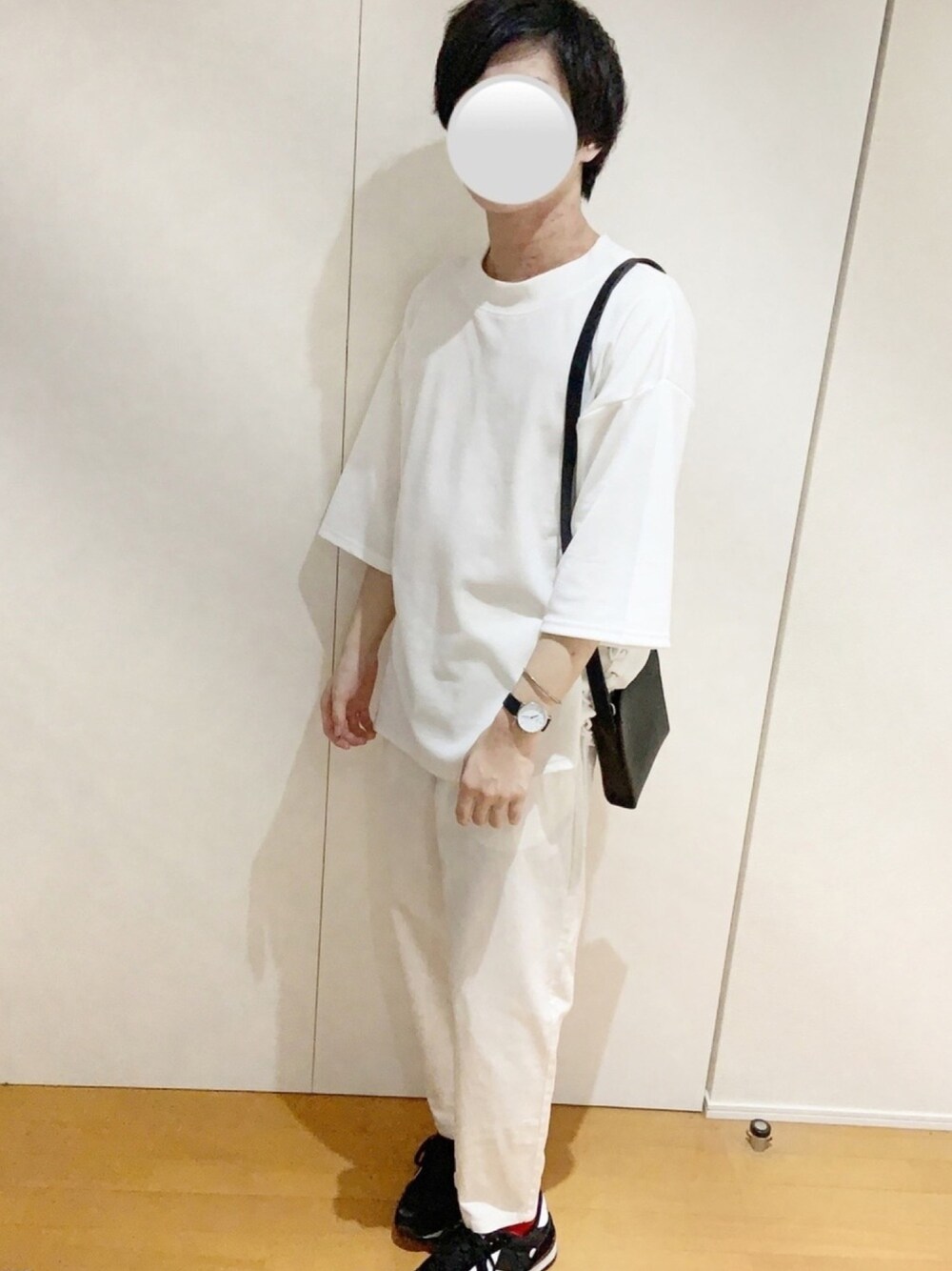 「夏コーデ、ホワイト、ホワイトコーデ、モックネック、シェフパンツ、ビックシルエット、オーバーサイズ、キレイめ、Tシャツ、着回しコーデ」｜「CASPER JOHNのSide Lace Mockneck Big T-shirts/サイドレースモックネックビッグT（Tシャツ/カットソー、ホワイト系）」を使った、えるくんさん（メンズ・180cm）の秋コーディネートの1枚目の写真