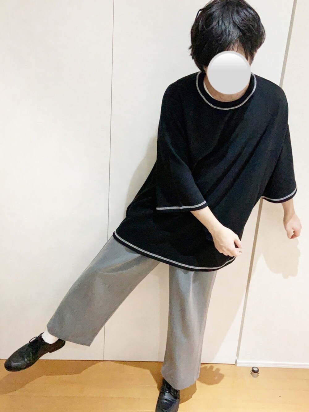 「休日スタイル、夏コーデ、秋のコーデ、着回しコーデ、ビッグシルエット、ビックシルエット、ビッグT、ワイドパンツ、モノトーン、シンプル」｜「NO NEEDのスーパービッグシルエット ステッチデザインハーフスリーブTシャツ【韓国ストリートファッション】（Tシャツ/カットソー、ブラック系）」を使った、えるくんさん（メンズ・180cm）の秋コーディネートの1枚目の写真