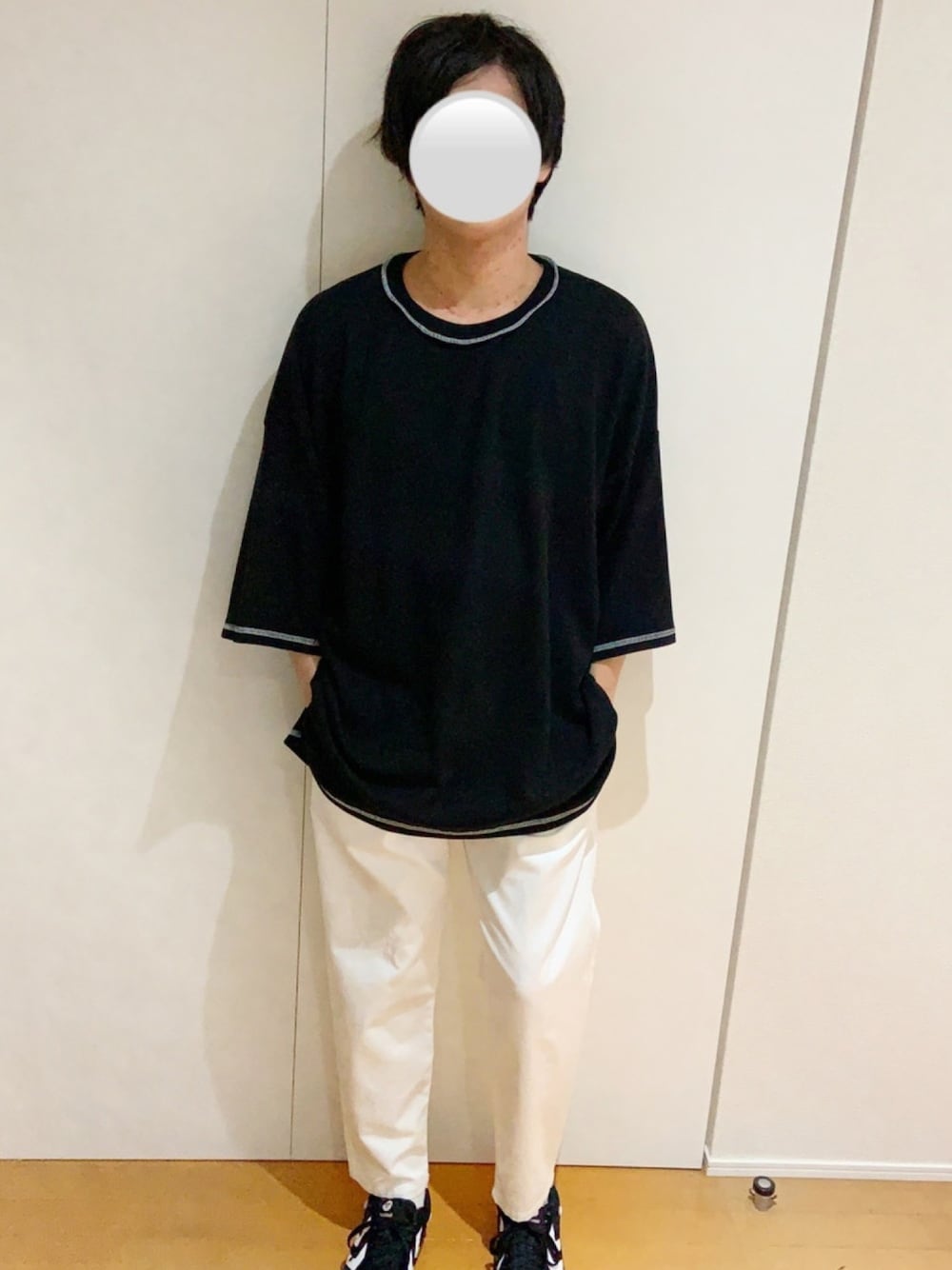 「秋のコーデ、夏コーデ、モノトーン、モノトーンコーデ、着回しコーデ、シェフパンツ、オーバーサイズ、ビックシルエット、ビッグシルエット、ビッグT」｜「NO NEEDのスーパービッグシルエット ステッチデザインハーフスリーブTシャツ【韓国ストリートファッション】（Tシャツ/カットソー、ブラック系）」を使った、えるくんさん（メンズ・180cm）の秋コーディネートの1枚目の写真