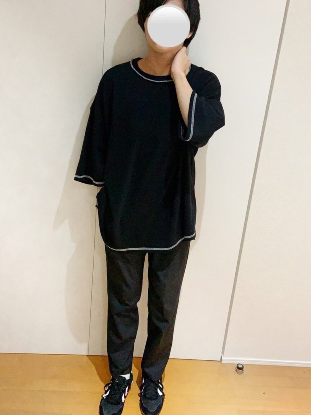 「秋のコーデ、夏コーデ、ブラック、ブラックコーデ、着回しコーデ、テーパードパンツ、オーバーサイズ、ビックシルエット、シンプル、シンプルコーデ」｜「NO NEEDのスーパービッグシルエット ステッチデザインハーフスリーブTシャツ【韓国ストリートファッション】（Tシャツ/カットソー、ブラック系）」を使った、えるくんさん（メンズ・180cm）の秋コーディネートの1枚目の写真