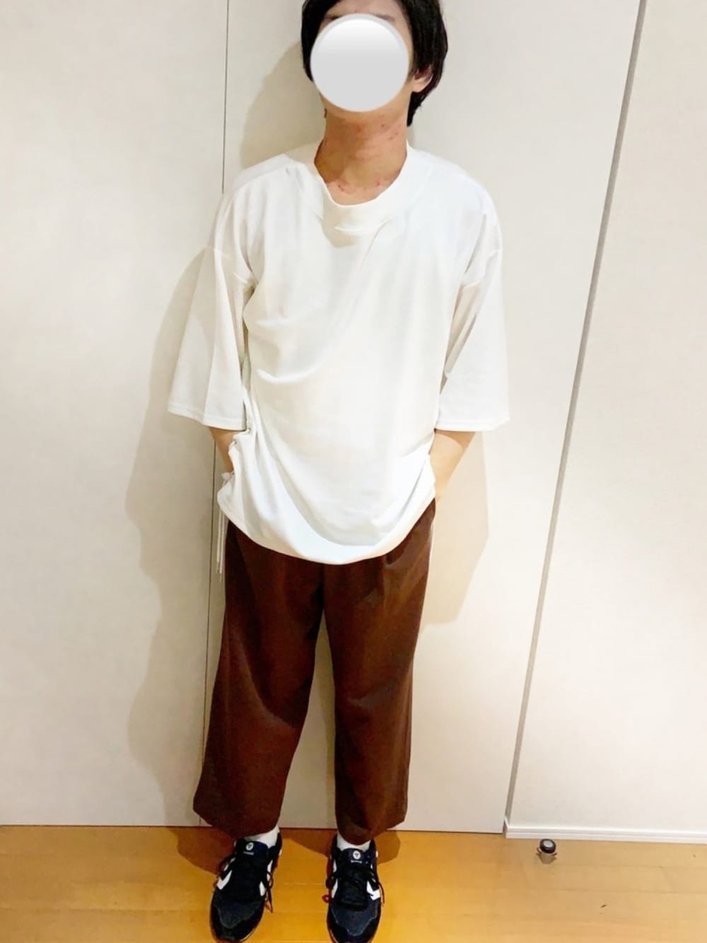 「秋のコーデ、夏コーデ、ワイドパンツ、着回しコーデ、オーバーサイズ、ビックシルエット、ビッグシルエット、シンプル、シンプルコーデ、キレイめ」｜「CASPER JOHNのSide Lace Mockneck Big T-shirts/サイドレースモックネックビッグT（Tシャツ/カットソー、ホワイト系）」を使った、えるくんさん（メンズ・180cm）の秋コーディネートの1枚目の写真