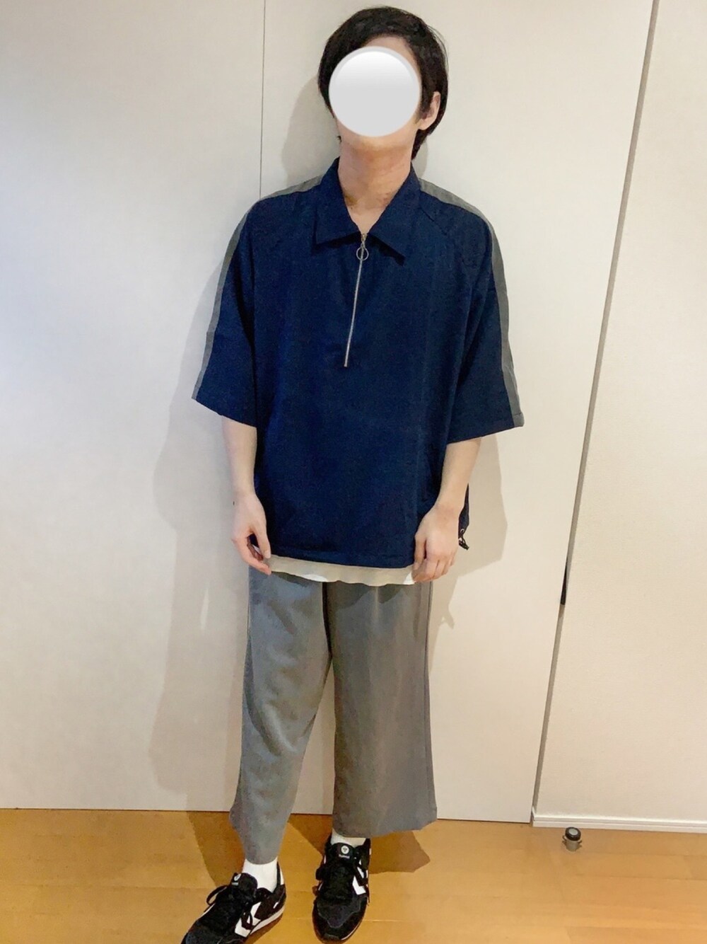 「秋のコーデ、夏コーデ、ハーフジップ、ワイドパンツ、着回しコーデ、オーバーサイズ、ビックシルエット、ビッグシルエット、シンプル、シンプルコーデ」｜「CASPER JOHNのHalf-zip Ballon Raglan T-shirts/ハーフジップバルーンラグランT（シャツ/ブラウス、ブルー系）」を使った、えるくんさん（メンズ・180cm）の秋コーディネートの1枚目の写真