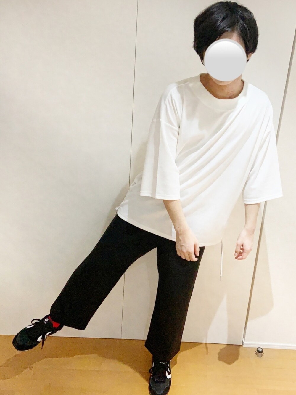「秋のコーデ、夏コーデ、ワイドパンツ、赤い靴下、オーバーサイズ、着回しコーデ、ビックシルエット、ビッグシルエット、シンプル、シンプルコーデ」｜「CASPER JOHNのSide Lace Mockneck Big T-shirts/サイドレースモックネックビッグT（Tシャツ/カットソー、ホワイト系）」を使った、えるくんさん（メンズ・180cm）の秋コーディネートの1枚目の写真