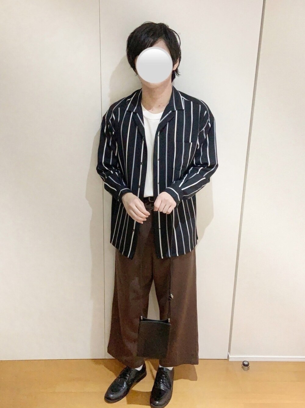 「着回しコーデ、秋のコーデ、秋コーデ、秋服準備はじめました、シンプル、シンプルコーデ、ストライプ、ストライプシャツ、ワイドパンツ、お出かけコーデ」｜「RAGEBLUEのPEカルゼストライプシャツ/845120（シャツ/ブラウス、ブラック系）」を使った、えるくんさん（メンズ・180cm）の秋コーディネートの1枚目の写真