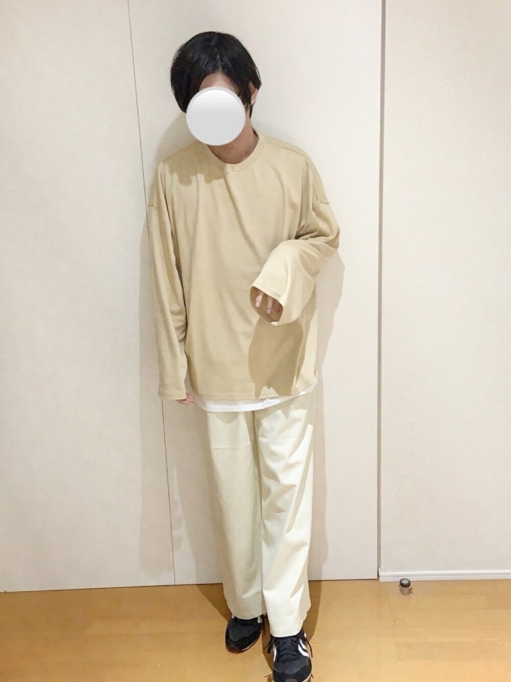 「秋コーデ、秋のコーデ、くすみカラー、ビックシルエット、ビッグシルエット、ワイドパンツ、ホワイトパンツ、ホワイトコーデ、着回しコーデ、シンプルコーデ」｜「LILLのオーバーサイズ 長袖 Tシャツ ＆ タンクトップ リアルレイヤード アンサンブル セット（Tシャツ/カットソー、ベージュ系）」を使った、えるくんさん（メンズ・180cm）の秋コーディネートの1枚目の写真